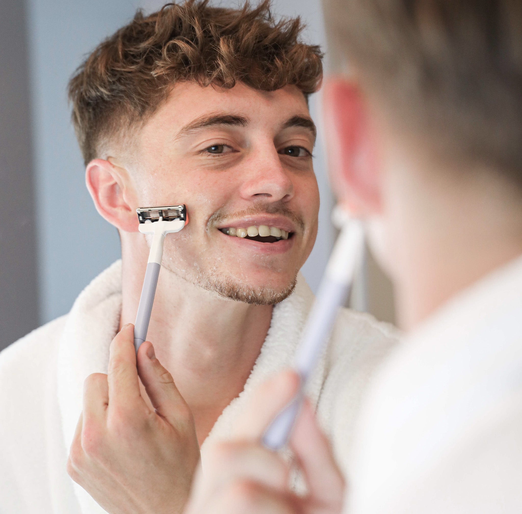 Rasoir utilisé sur le visage d'un homme pour se raser